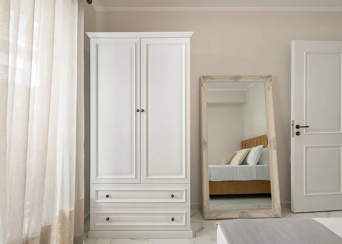 Elvira City Apartment