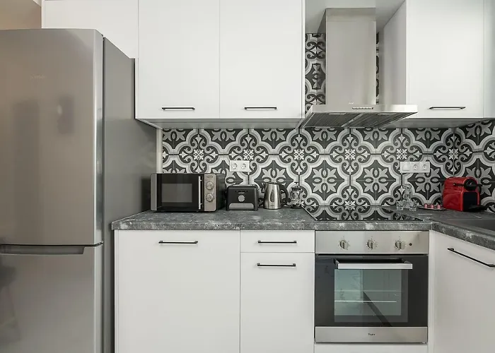 Elvira City Apartment